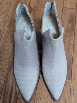 Size 10m VINCE CAMUTO BOOTS NEW