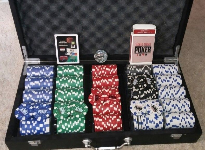 Rare World Series of Poker chipset in wooden box