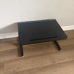 Adjustable laptop table