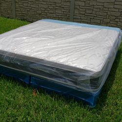 NEW KING PILLOW TOP MATTRESS and BOX SPRING. Bed frame not included 👍