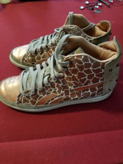 Rare sz 9.5 Reebok giraffe animal print studded hi top sneakers