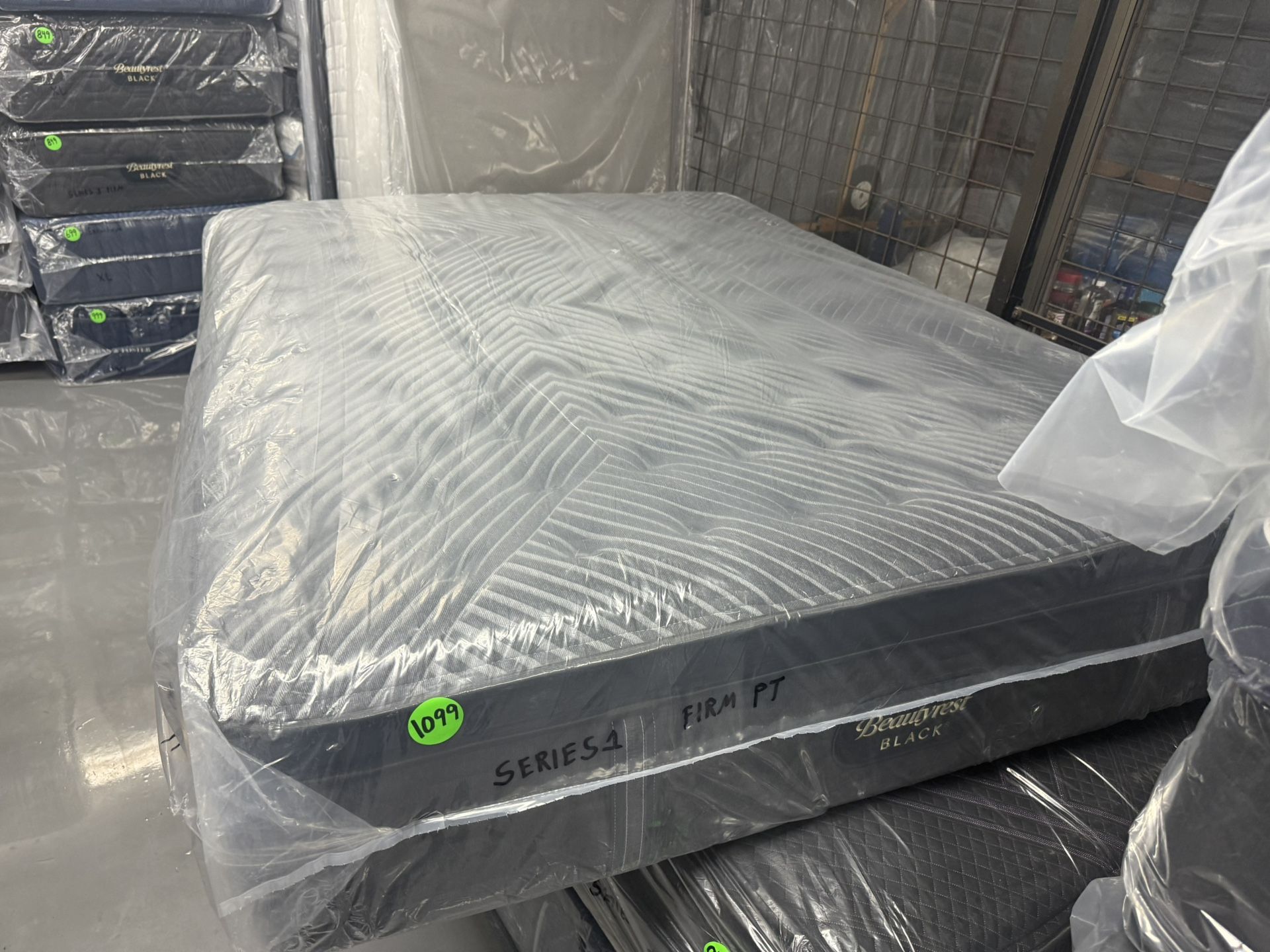 QUEEN SIZE SIMMONS BEAUTYREST BLACK SERIES 1 (FIRM) PILLOW TOP MATTRESS & BOX SPRING BED SET