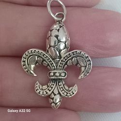 Vtg.Unique STERLING SILVER " FLEUR DE LIS " PENDANT