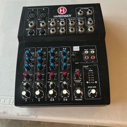 Harbinger L802 Powered Mixer