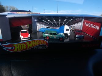 Nissan garage hotwheels set