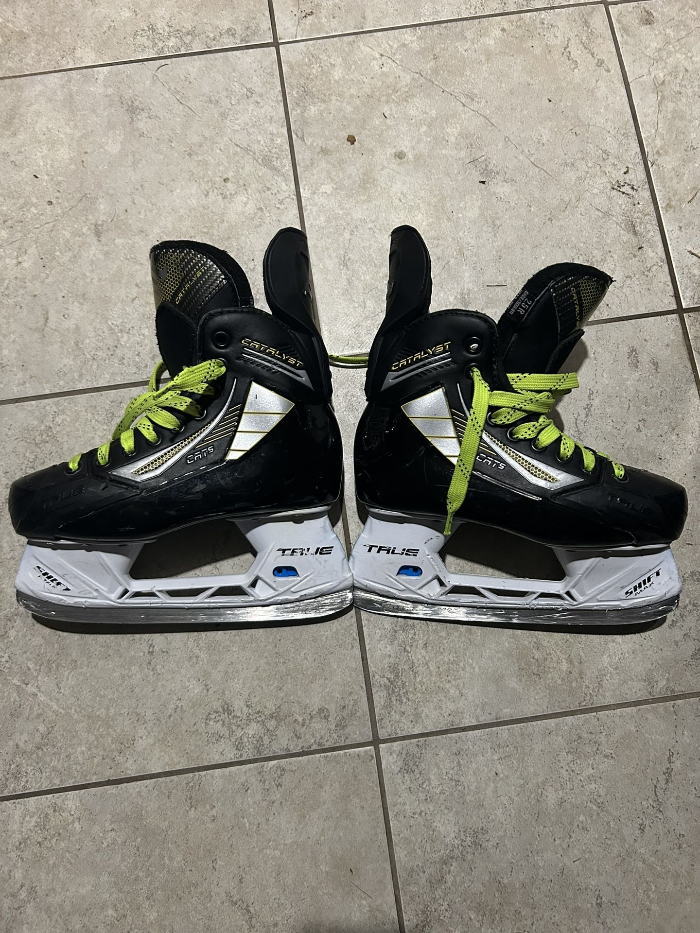 True Catalyst 7 Hockey Skates Youth Size 2.5