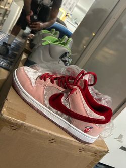 Nike SB Dunk Low Valentine's Day Sneakers