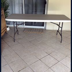 6 Ft Plastic Table