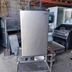 Magic Chef  Mini Refrigerator For Sale !!!