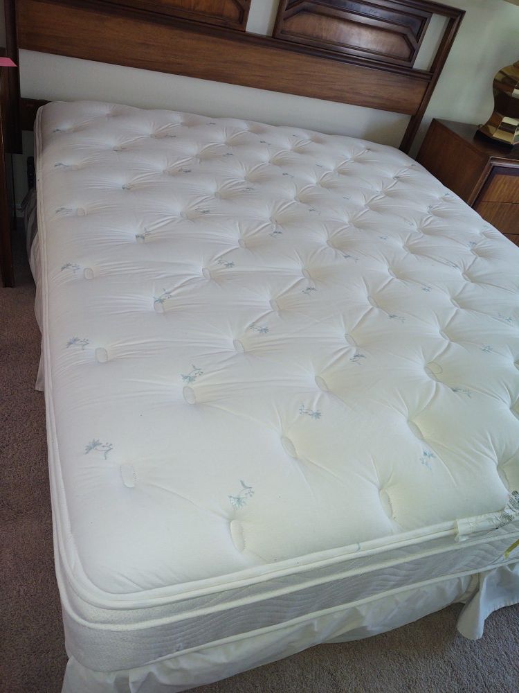 Queen size mattress and box spring