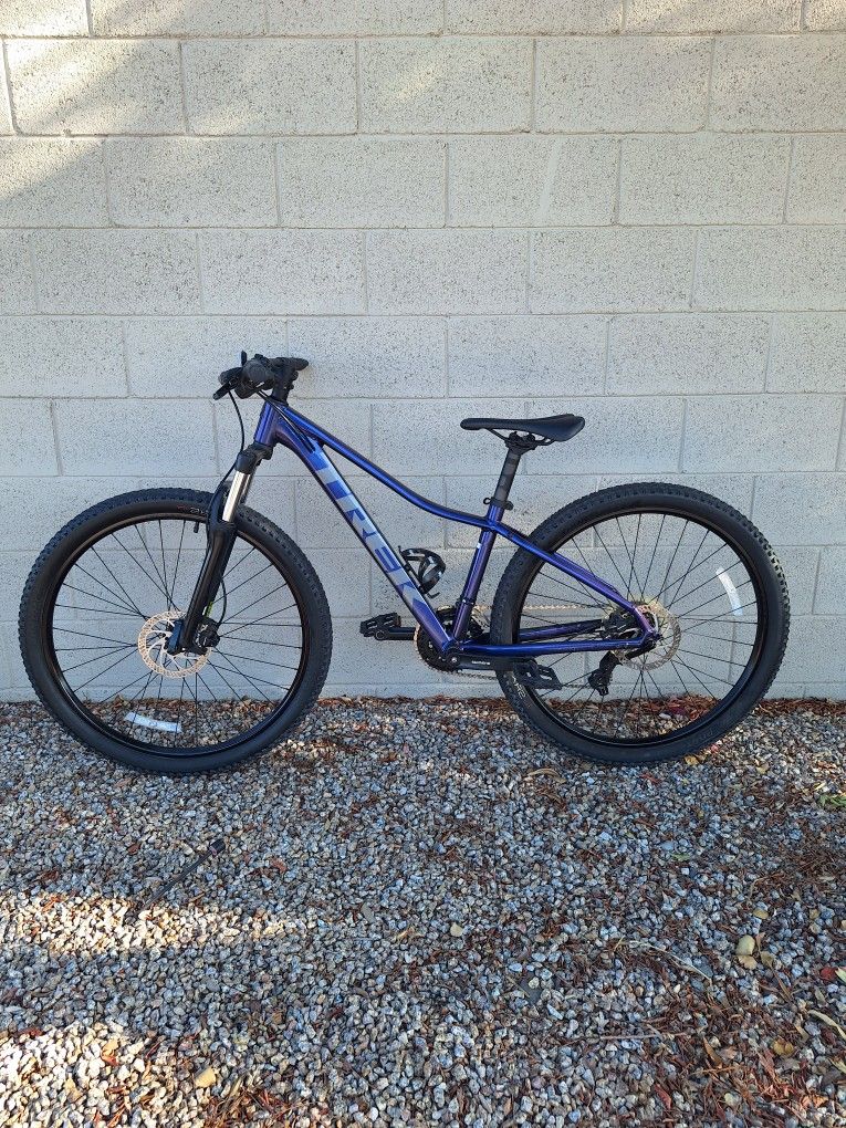 TREK MARLIN 5 MOUNTAIN BIKE 27.5 INCH LIKE NEW ( CHECK MY OTHER BIKES)