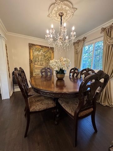 Beautiful gorgeous Victorian dining set table with the six chairs very good quality