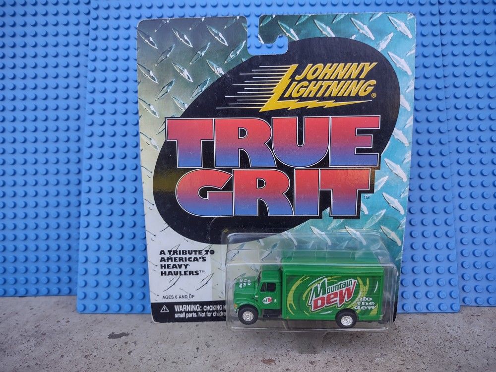 Johnny Lightning - True Grit - Mountain Dew Heavy Haulers 2000 Playing Mantis