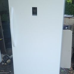 Insignia refrigerator/freezer 