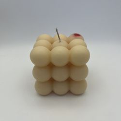 100% Natural Soy Candle with Floral Jasmine and Blackcurrant Scent.