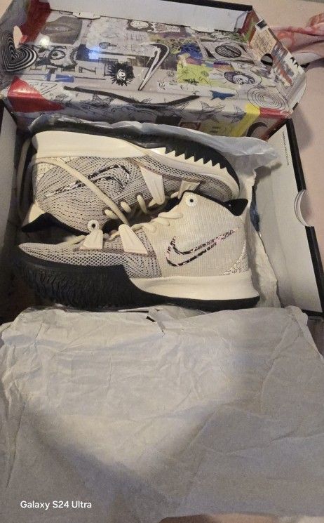 Nike Kyrie Pale Ivory 5.5y