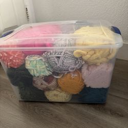 Plush/bulky Yarn! Including Bin ✨