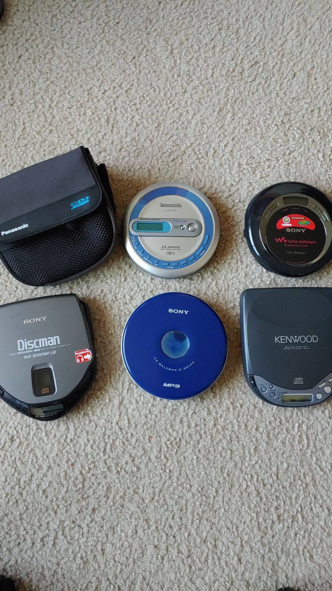 LOT CD PLAYERS (4 WORKING, 1 NOT)