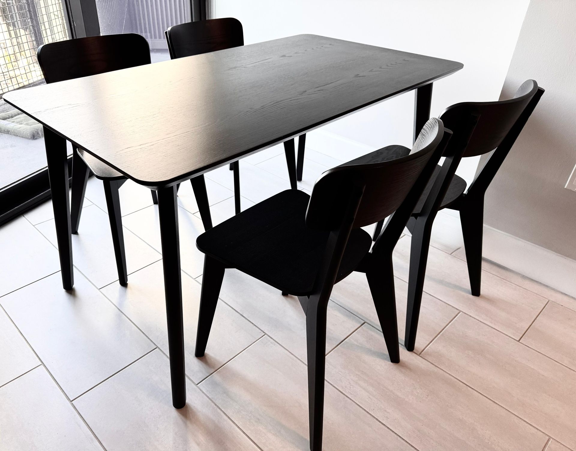 Beautiful Dining Table and Chairs