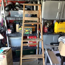 Keller 6 foot wooden ladder very good condition Plainfield,Illinois 