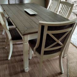 Like New Farm Style Kitchen Table And Chairs