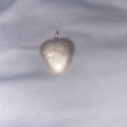 Vintage Sterling Silver Heart Locket Opens Into A Four Leaf Clover 