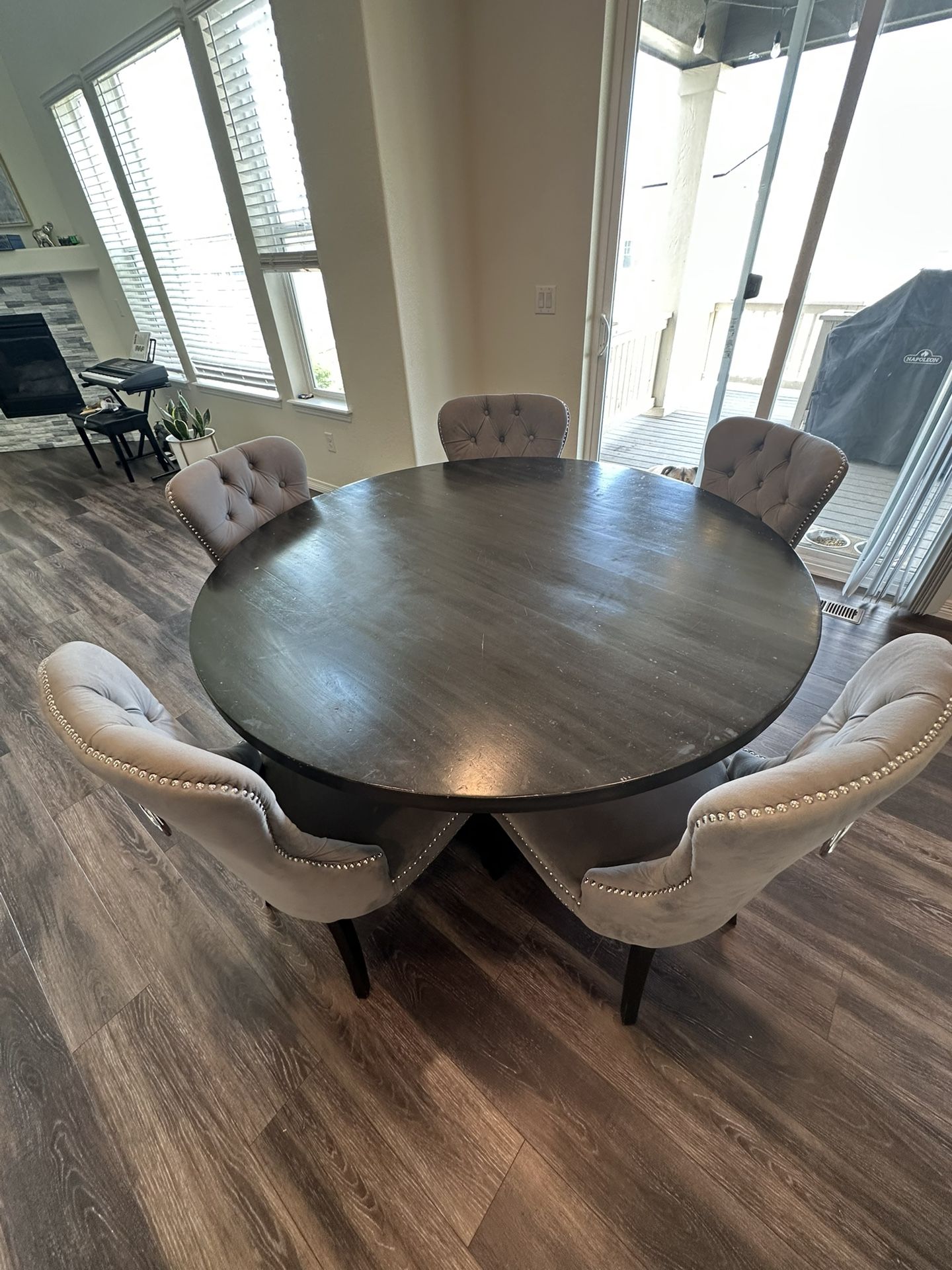 Round dining Table & 5 Chairs
