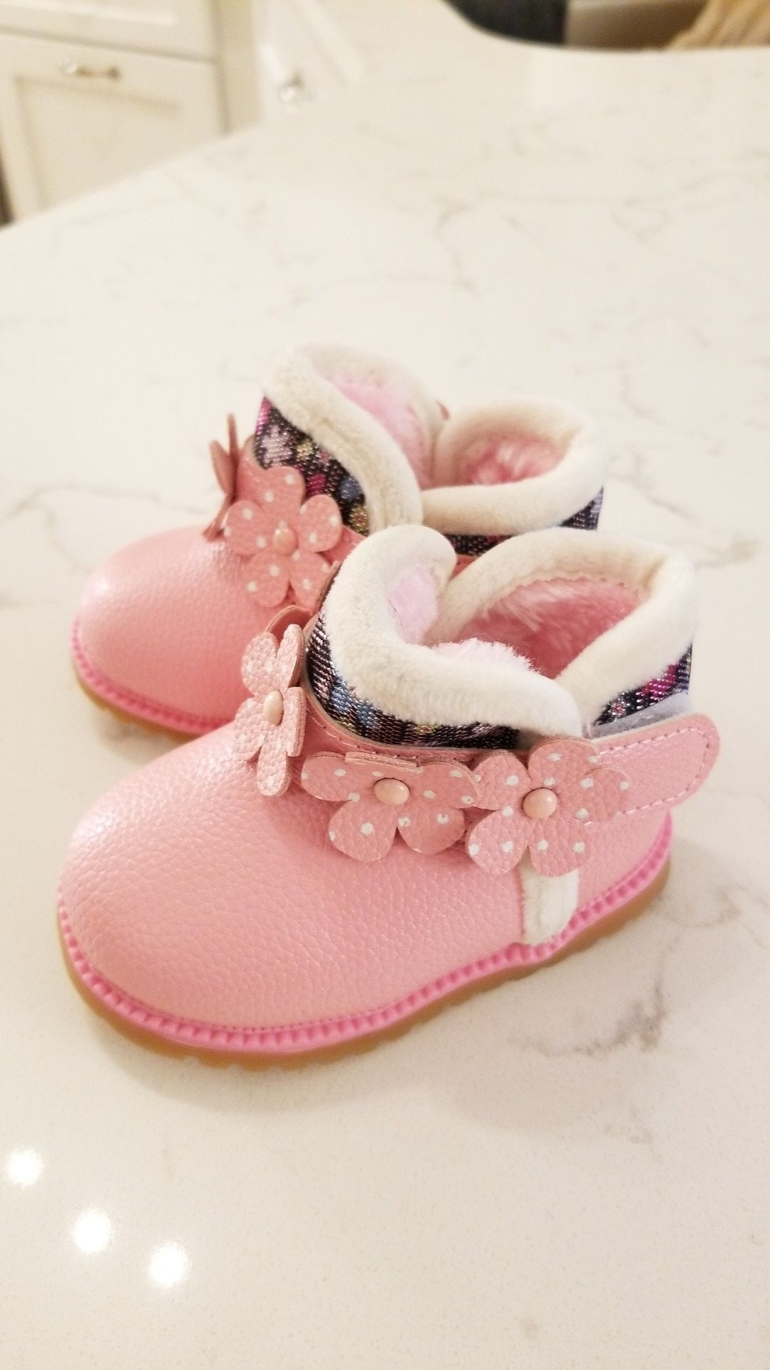 Baby girls size 4 pink boots with faux fur lining
