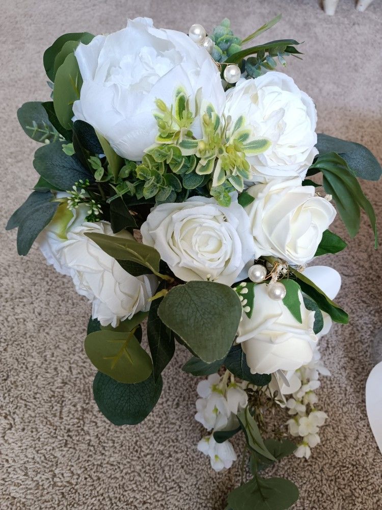3 Ivory Bridal Bouquets of artificial flowers White
Condition is used twice
$80 for largest bouquet
$30 for 2 smaller bouquets
Measurement of each a