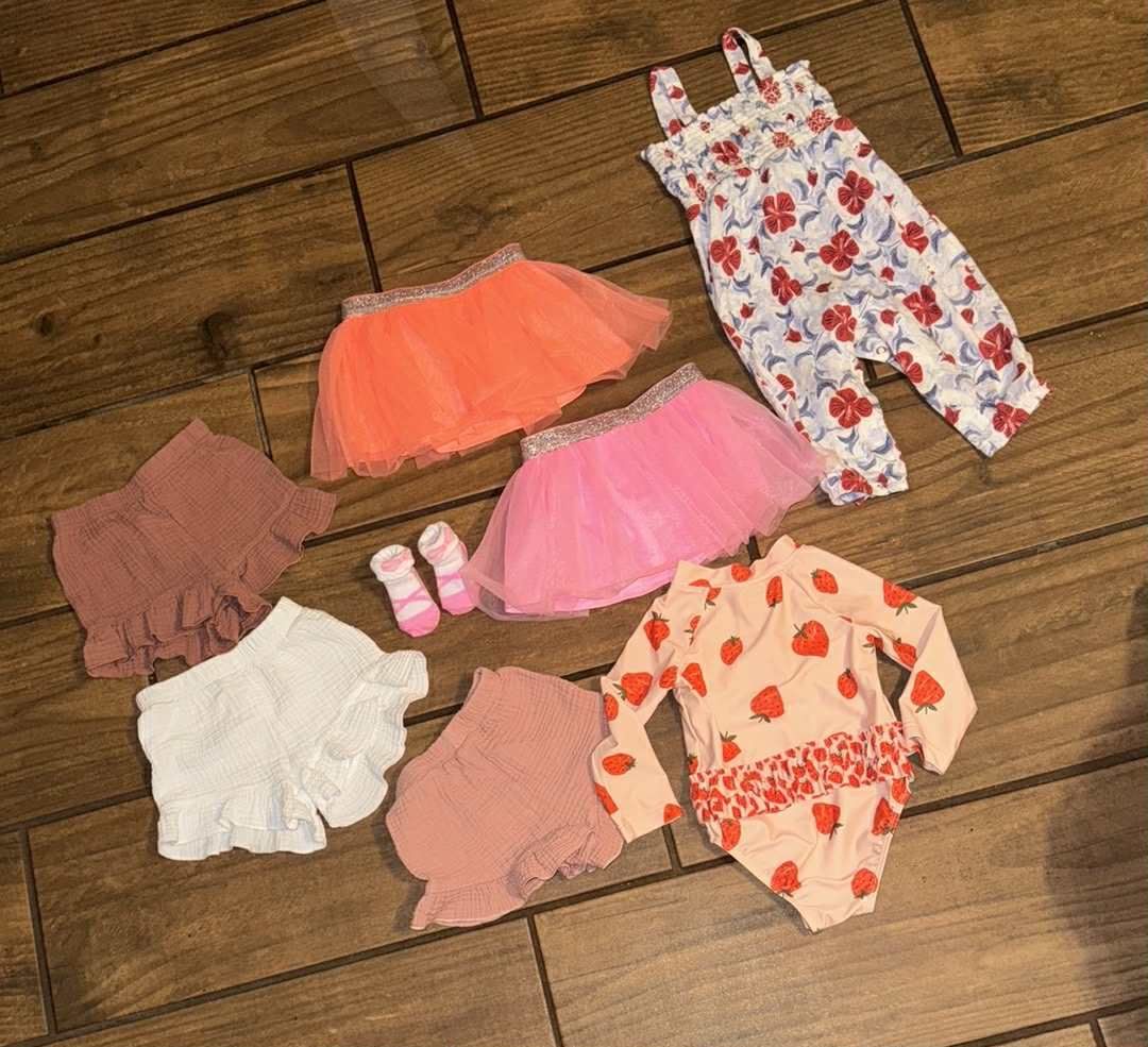 Baby girls 8pc clothing lot size 6/9 mos