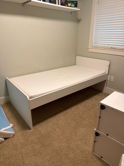Twin bed with mattress toper