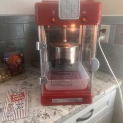 Great Northern Retro Popcorn Popper & 18 pre-measured popcorn/oil comes with it