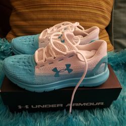 UNDER ARMOUR New Size 5