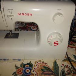 Singer Model 2250 Traditional Sewing Machine 