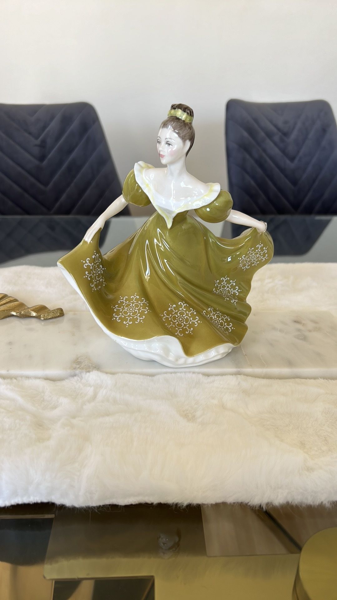 VINTAGE ROYAL DOULTON FIGURINE "LYNNE" #NH 2329