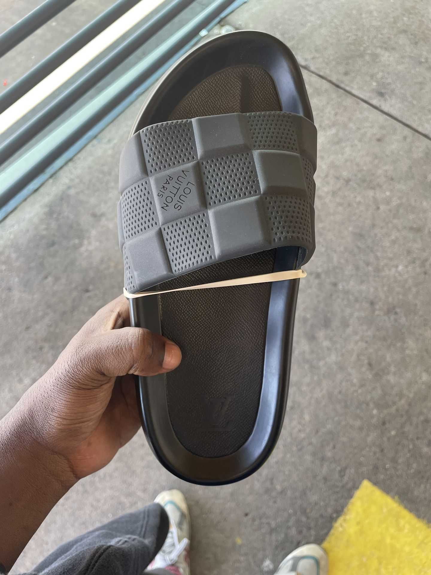 Louis Vuitton Blk Slides/sandal Size  8 Mens 🩴