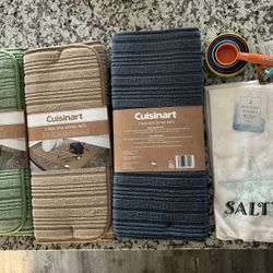 dish drying mat/kitchen towels & measuring cups