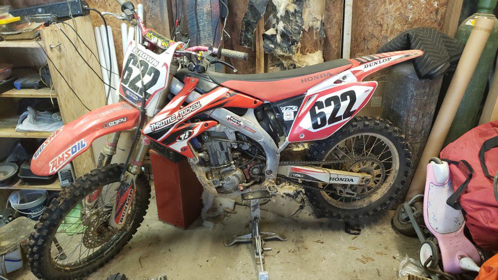 Photo 07 honda crf450r. New top end piston, ring,valves, timing, handle bar, front and rear tire, clutch. extra plastic and parts.