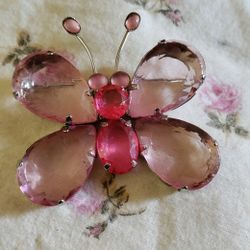 Lucite Butterfly 🦋 In Pink Brooch Pin