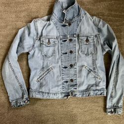 Woman’s 8 10 Levi’s Jean jacket