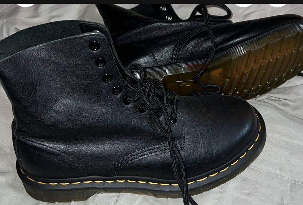  Dr Martins Boot (women's)