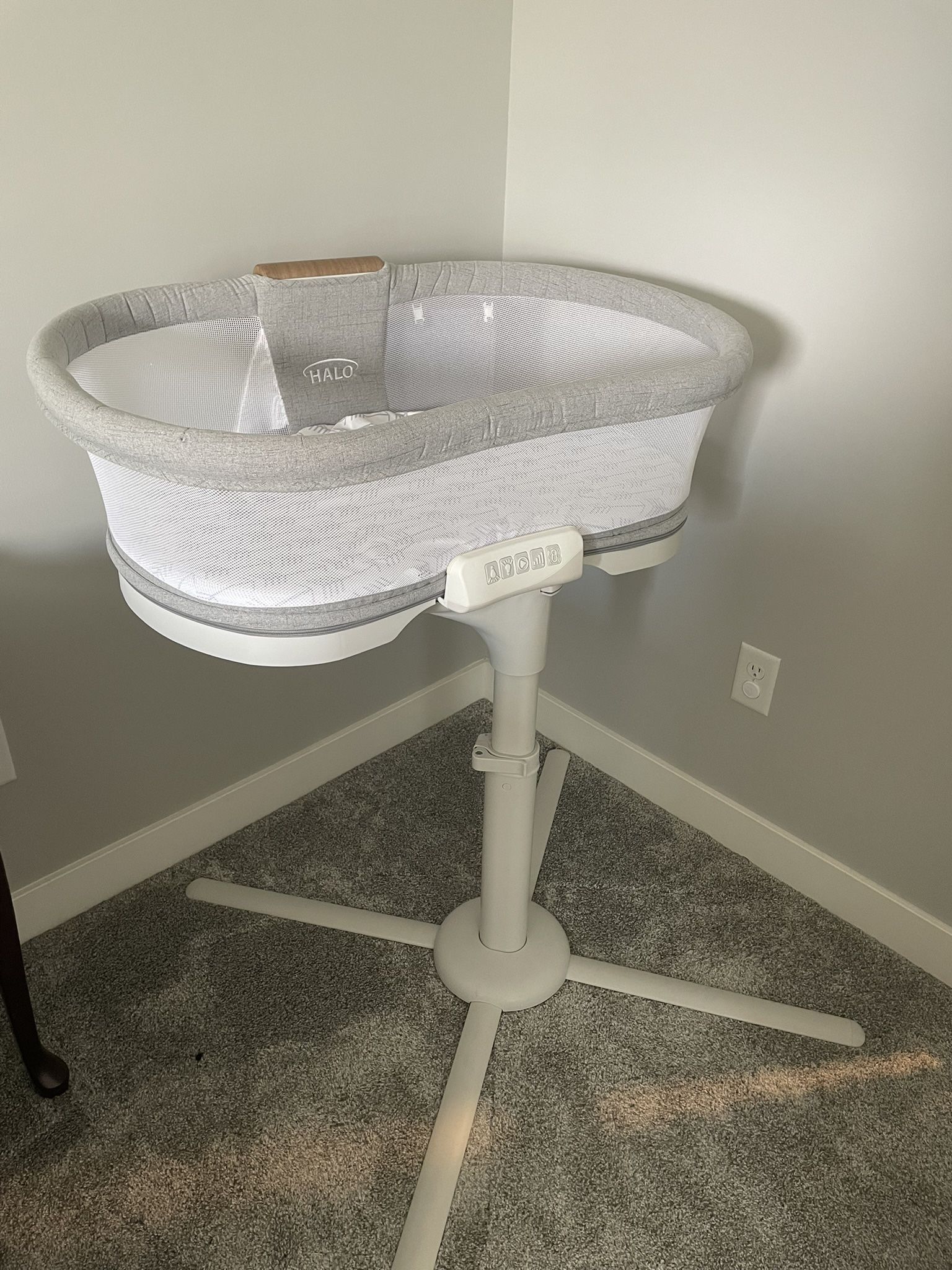 Halo BassiNest Luxe Swivel Sleeper + Breathable Pad