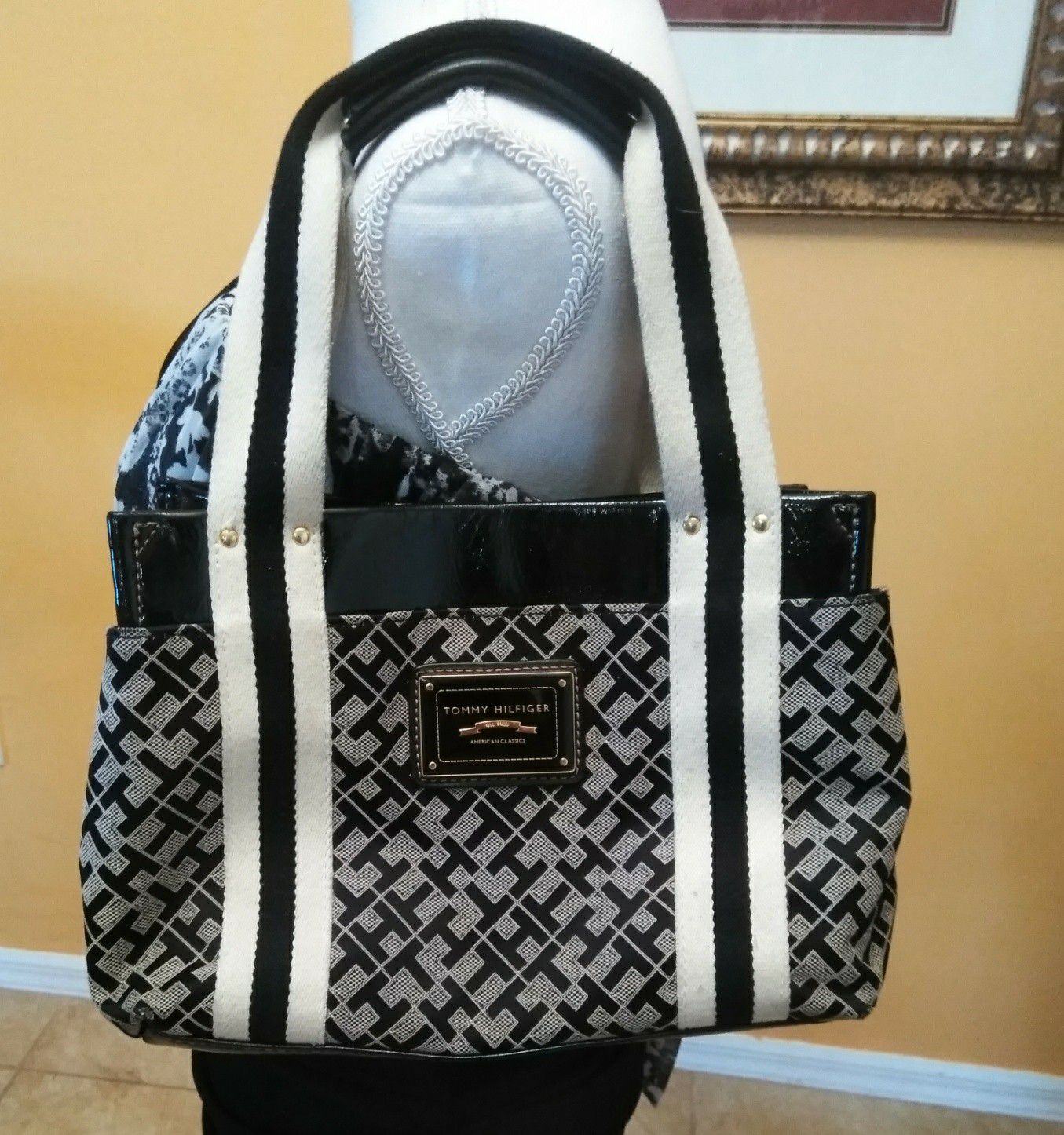tykkelse føle Fredag Tommy Hilfiger Logo Canvas American Classics Black and White Handbag Purse  for Sale in Cape Coral, FL - OfferUp