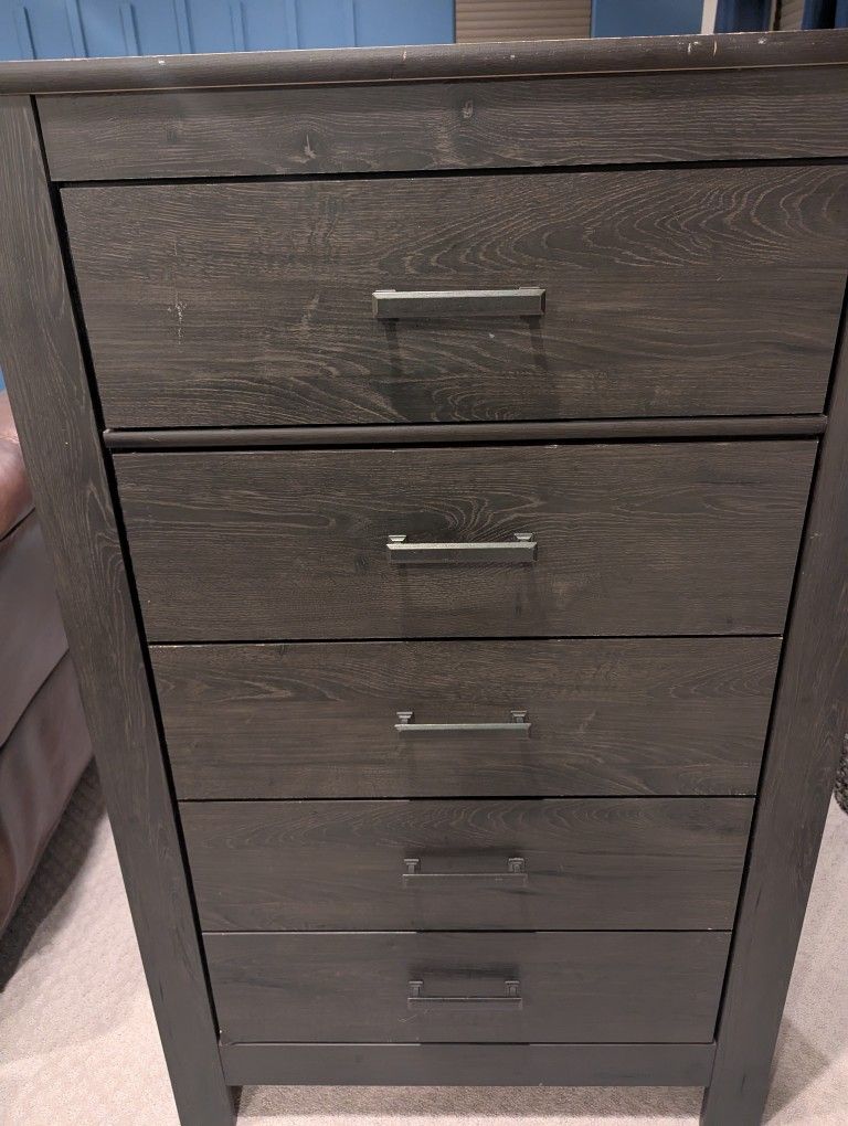 FIVE DRAWER CHEST (Ashley Furniture)