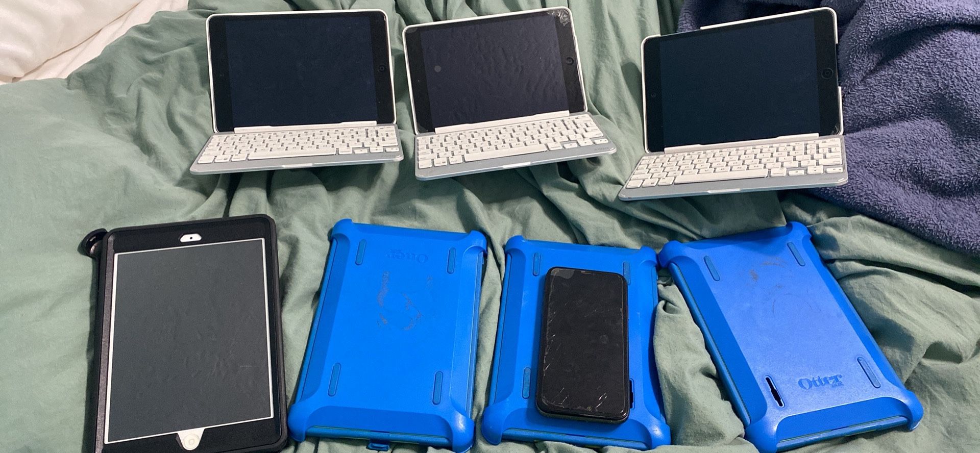 4 IPads And iPhone 11 Broken