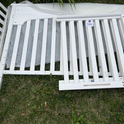 Graco 4-in-1 convertible crib and mattress