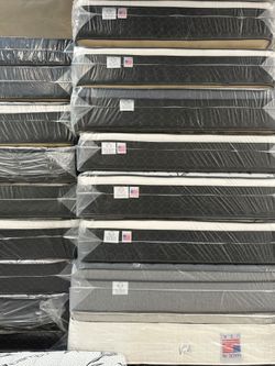 Queen Size Mattress Pillow Top 12"    new mattress in a plastic sealed