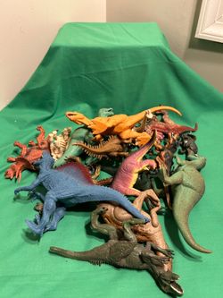 Jurassic World Collection  Lot Of  20 Dinosaurs pre~owned in good condition