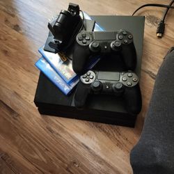 PS4 2 games 2 controllers