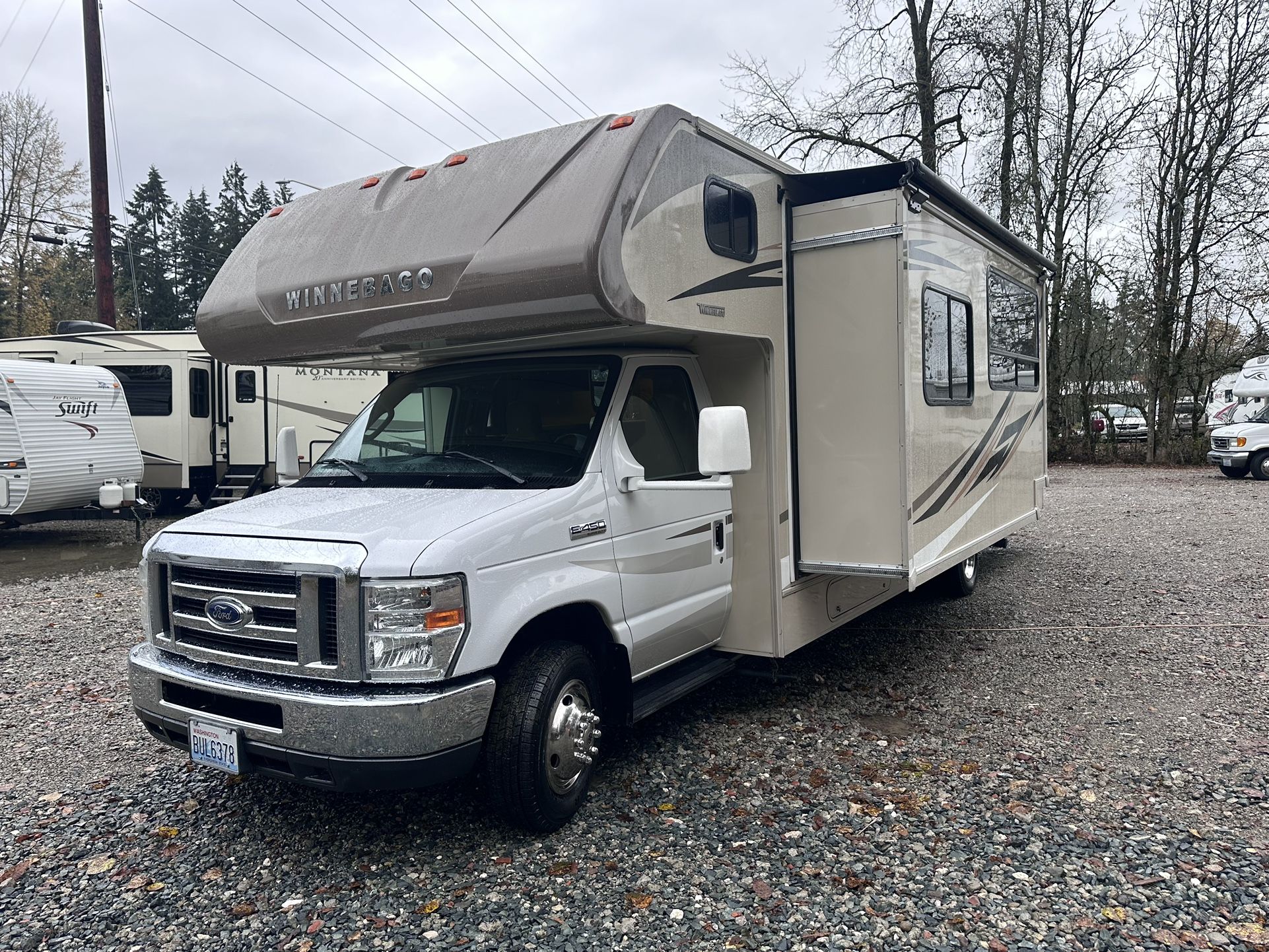 selling a 2018 Mini Winnie Winnebago 31 foot in excellent condition runs amazing only 40,000 miles with leveling jacks brand new tires